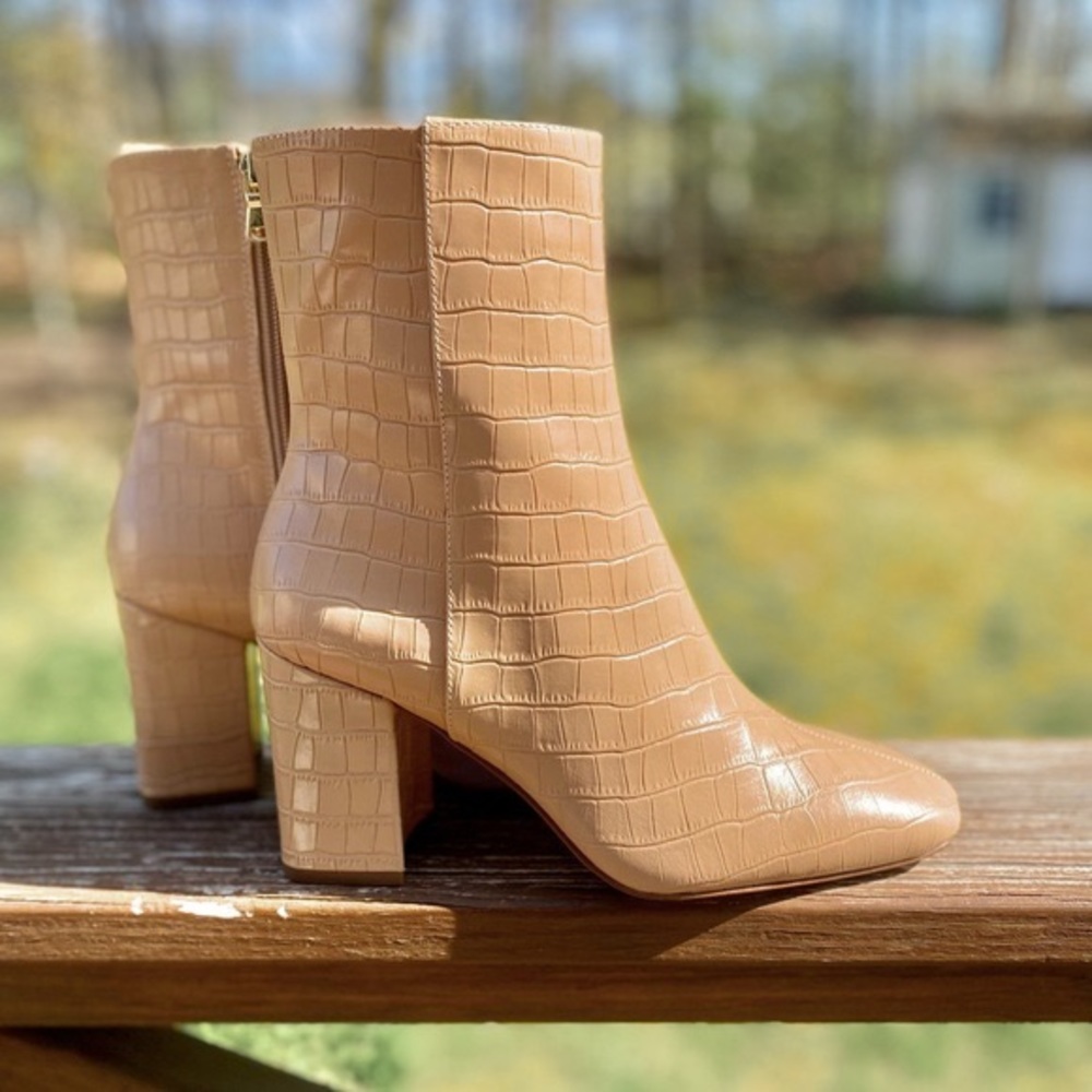 ✨NEW✨Ann Taylor Crocodile Print Leather Booties